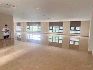 Cần bán tòa nhà ngay ubnd q. 2 sát tttm, đang là văn phòng cho thuê dt 500m2 giá 200tỷ  0906 768 ***
