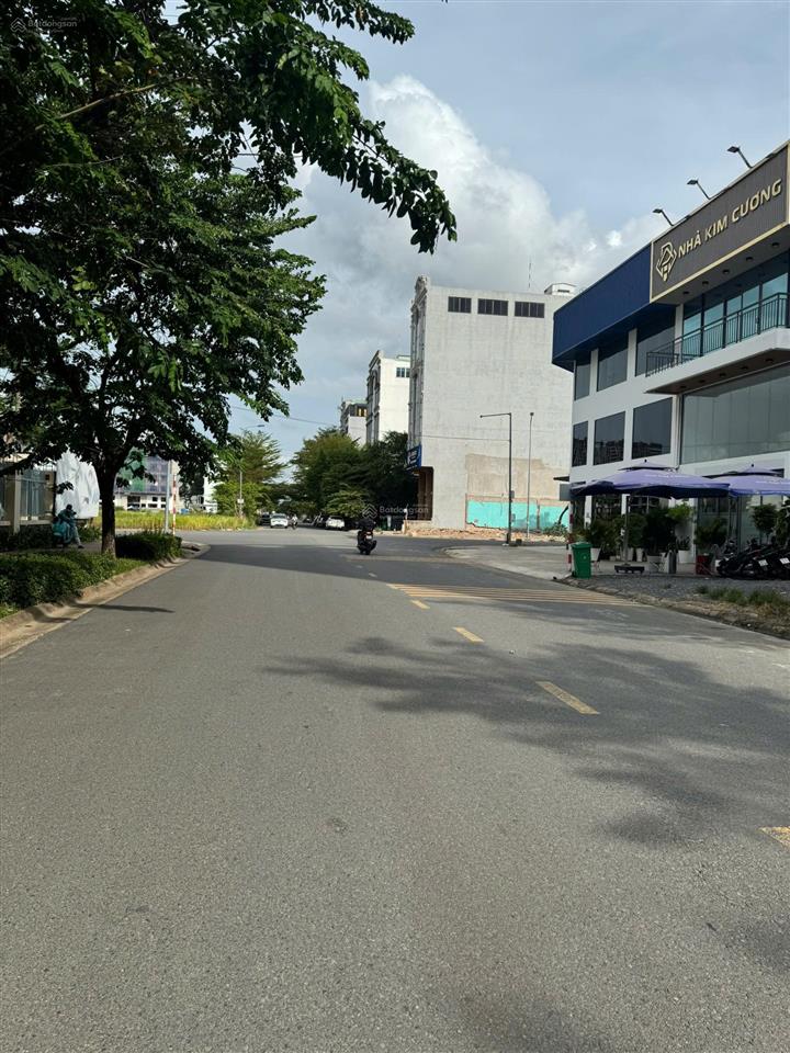 Cần bán lô đất dự án huy hoàng vị trí đẹp đối diện cv  dt 8x20m giá 220 tr/m  0909 812 ***