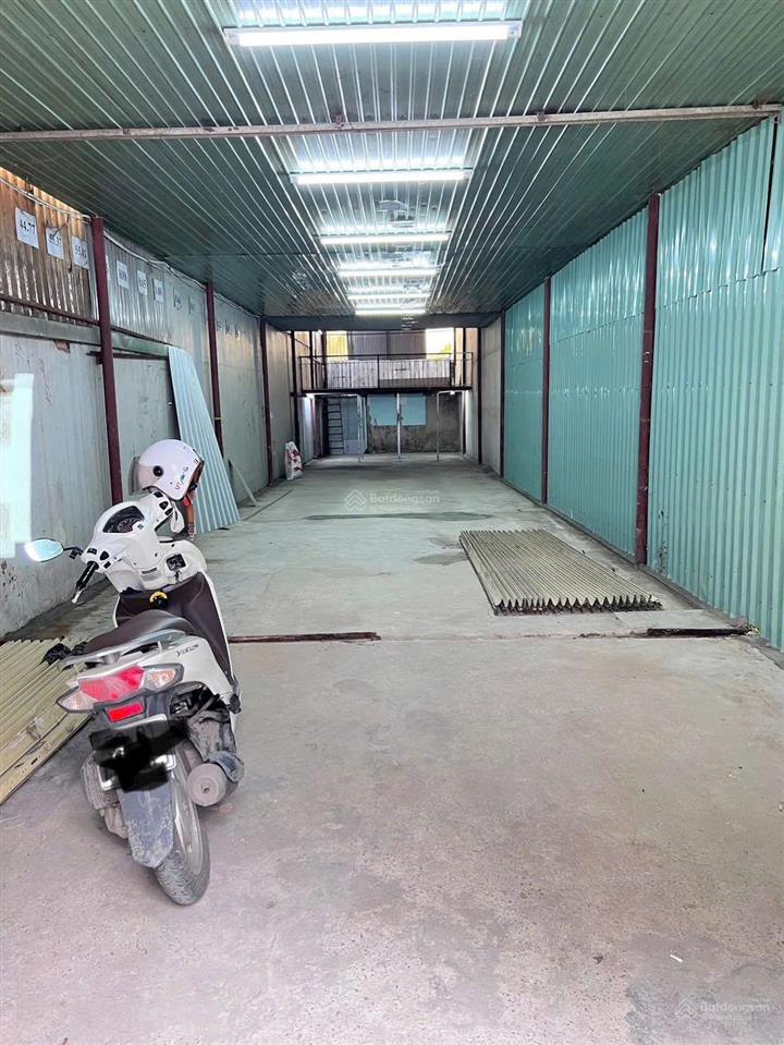 Nhà trống suất dt 140m2 mặt tiền đường lớn giá 10tr