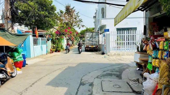 Nhà trống suất dt 140m2 mặt tiền đường lớn giá 10tr