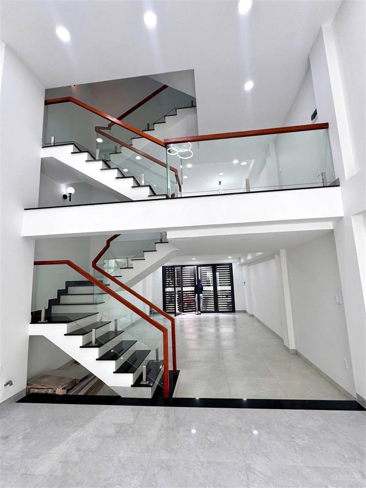 Cho thuê nhà 3 lầu, 5 phòng ngủ mới, có gara ô tô đậu trong nhà