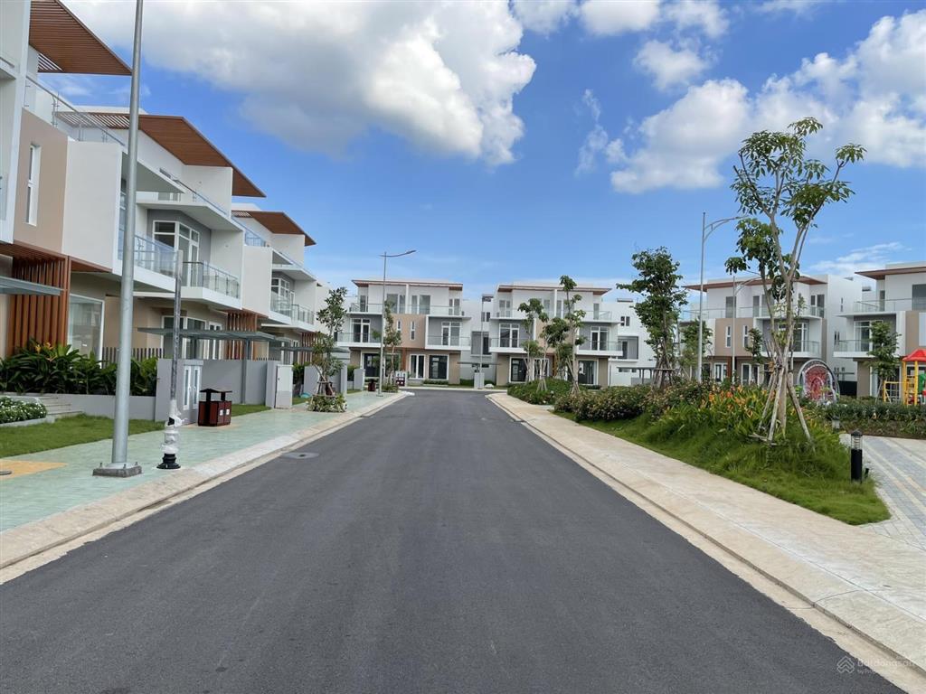 Bán gấp shophouse tại dragon village, 9 tỷ, 135m2, 4pn + 3wc, mặt tiền 9m