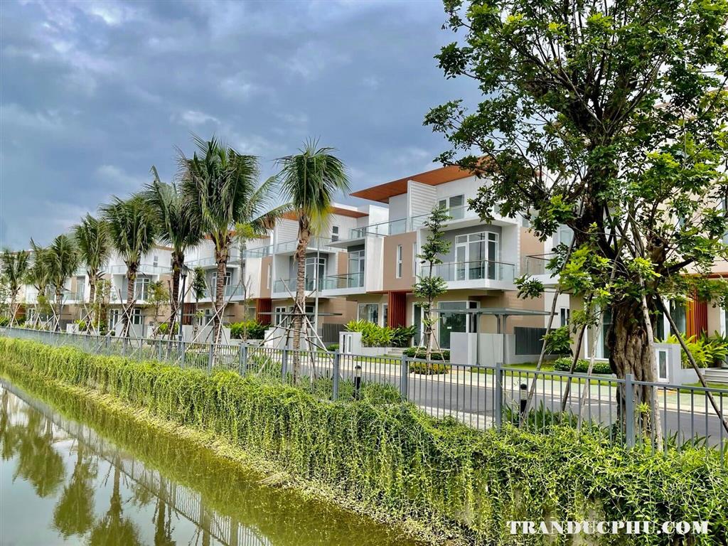 Bán gấp shophouse tại dragon village, 9 tỷ, 135m2, 4pn + 3wc, mặt tiền 9m