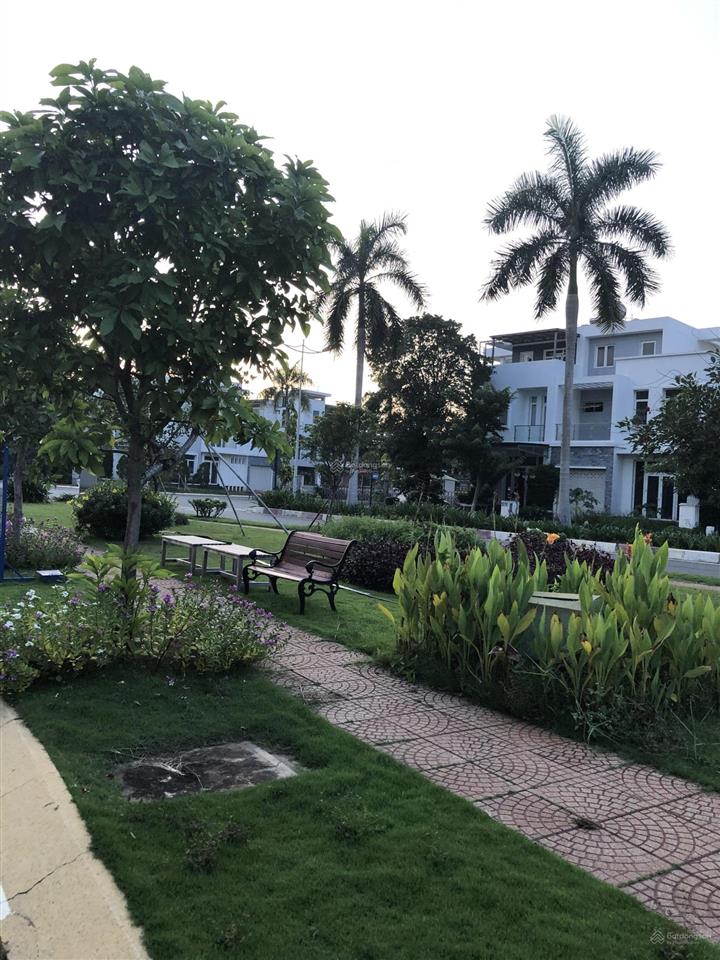 Bán 1 cặp biệt thự đơn lập villa park , ngang 34m dài 20m , 1 trệt 2 lầu , đường 20m. vỉa hè 4m