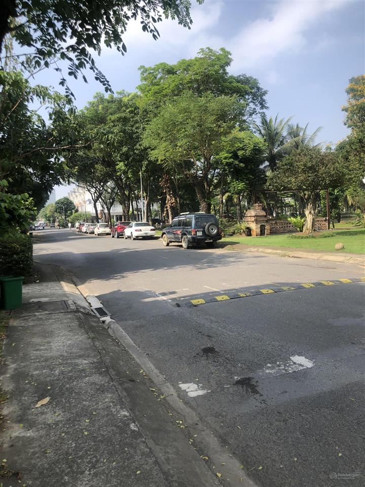 Bán 1 cặp biệt thự đơn lập park riverside 3 mặt tiền đường view sông q9, có hồ bơi riêng, thang máy