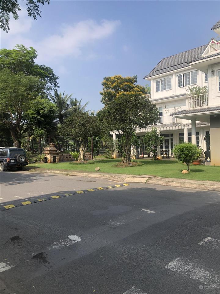 Bán 1 cặp biệt thự đơn lập park riverside 3 mặt tiền đường view sông q9, có hồ bơi riêng, thang máy