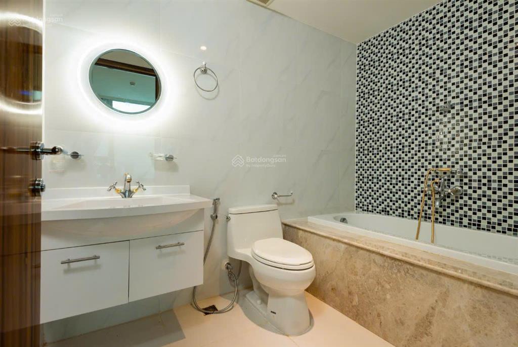Cho thuê căn hộ view trực diện chợ bến thành và bitexco quận 1, chỉ 30tr/tháng.  0976 940 ***
