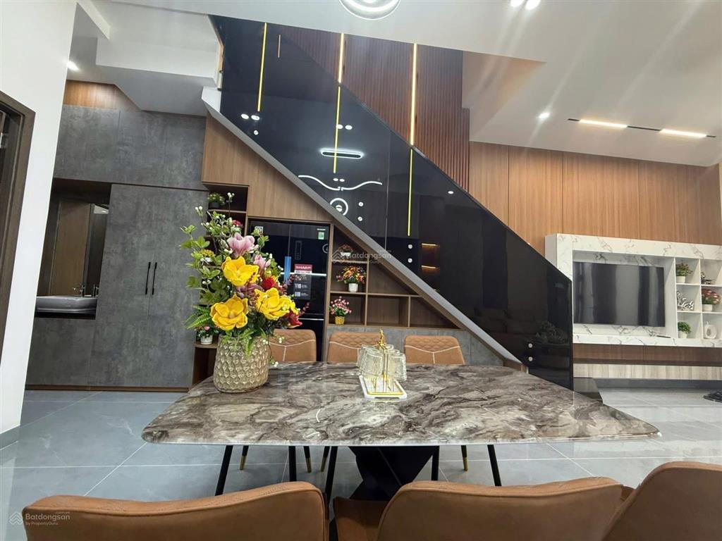 Nhà 3 tầng mt đường hồ tùng mậu nội thất cao cấp vị trí cực đẹp khu dân cư văn minh,