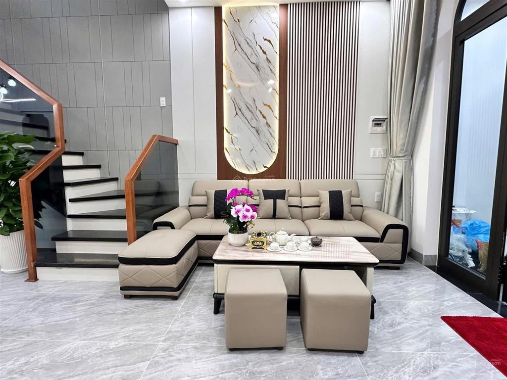 Nhà 3 tầng đường hoà minh 15  đà nẵng  đường 5,5m lề 3m
 dt 68m2 ngang 5m  dt sử dụng 207