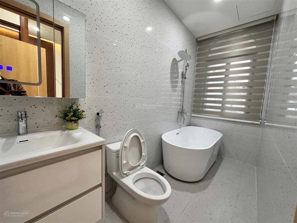 Nhà 3 tầng đường hoà minh 15  đà nẵng  đường 5,5m lề 3m
 dt 68m2 ngang 5m  dt sử dụng 207