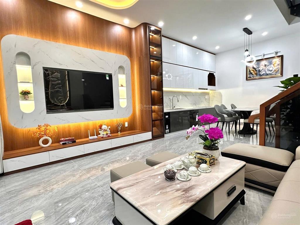 Nhà 3 tầng đường hoà minh 15  đà nẵng  đường 5,5m lề 3m
 dt 68m2 ngang 5m  dt sử dụng 207