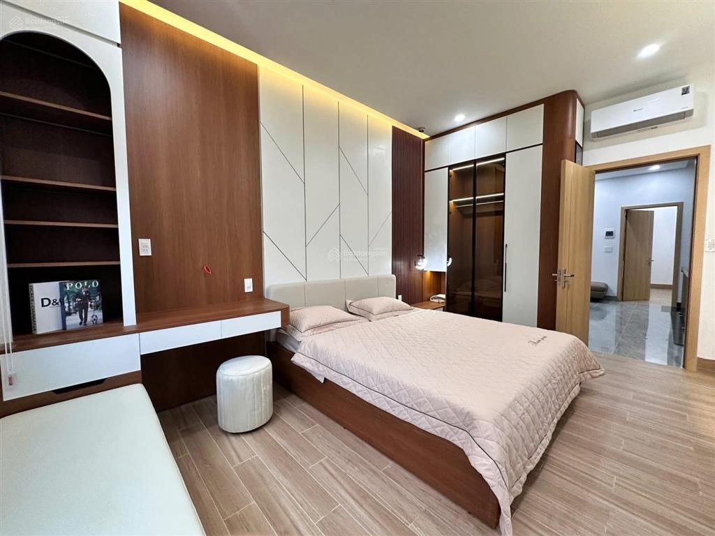 Nhà 3 tầng đường hoà minh 15  đà nẵng  đường 5,5m lề 3m
 dt 68m2 ngang 5m  dt sử dụng 207