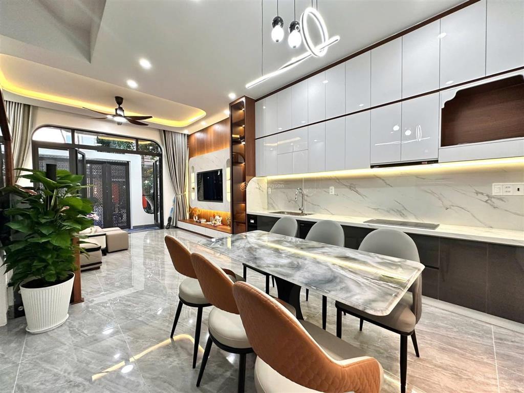 Nhà 3 tầng đường hoà minh 15  đà nẵng  đường 5,5m lề 3m
 dt 68m2 ngang 5m  dt sử dụng 207