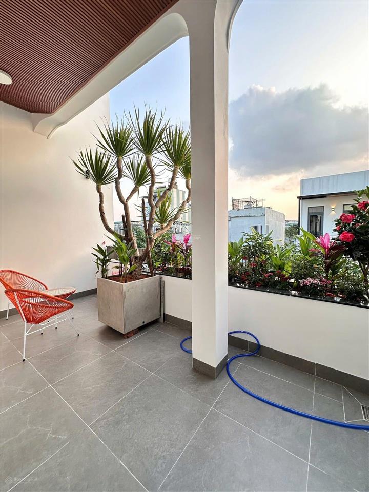 Nhà 3 tầng đường hoà minh 15  đà nẵng  đường 5,5m lề 3m
 dt 68m2 ngang 5m  dt sử dụng 207