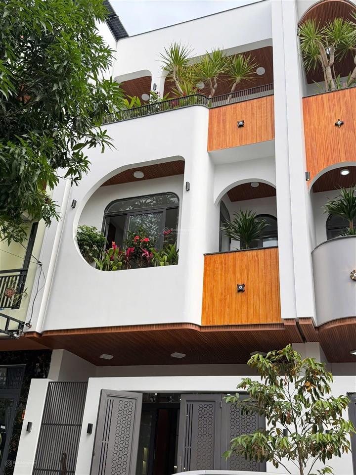 Nhà 3 tầng đường hoà minh 15  đà nẵng  đường 5,5m lề 3m
 dt 68m2 ngang 5m  dt sử dụng 207
