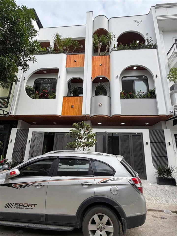 Nhà 3 tầng đường hoà minh 15  đà nẵng  đường 5,5m lề 3m
 dt 68m2 ngang 5m  dt sử dụng 207