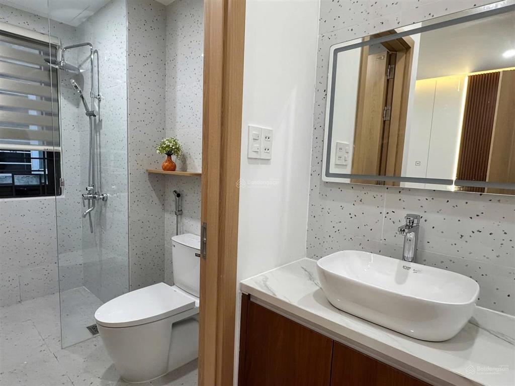 Nhà 3 tầng đường hoà minh 15  đà nẵng  đường 5,5m lề 3m
 dt 68m2 ngang 5m  dt sử dụng 207