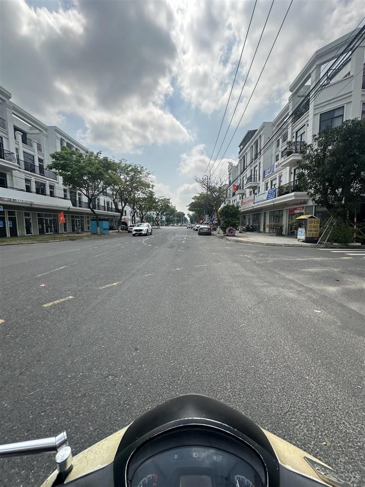 Đất 3 mặt tiền hoàng thị loan, hoà minh  dt 800m2 ngang 40m. đất tmdv