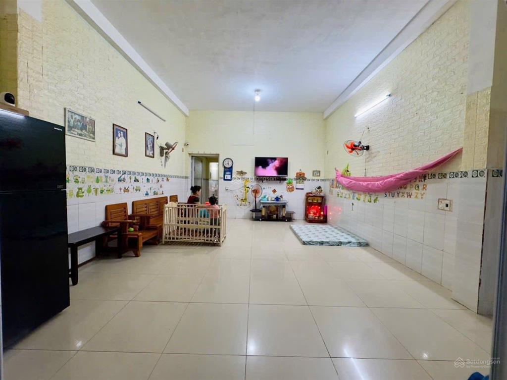 Nhà 2 tầng mặt tiền tốt động
 dt 70m2 ngang 5m
 hướng đông bắc
 nhà 3 pn 2wc.