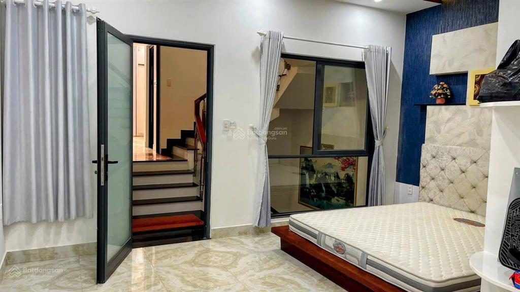 Nhà 4 tầng mê lệch đường 7m5 hoà phú 9 .  dt 90m2 ngang 5m hướng tây bắc