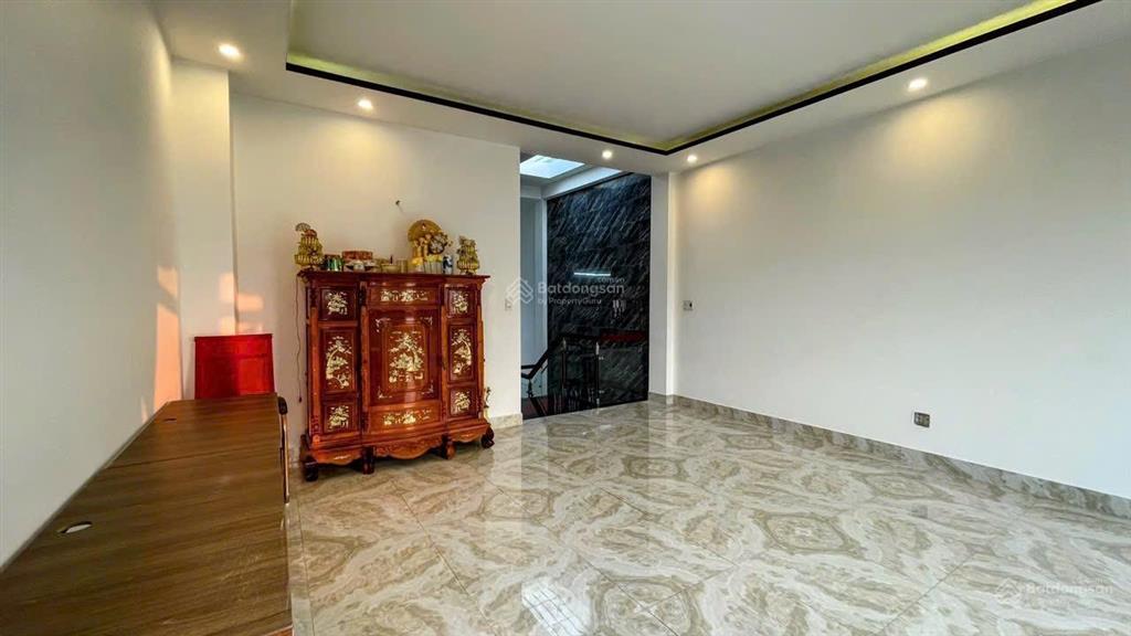 Nhà 4 tầng mê lệch đường 7m5 hoà phú 9 .  dt 90m2 ngang 5m hướng tây bắc