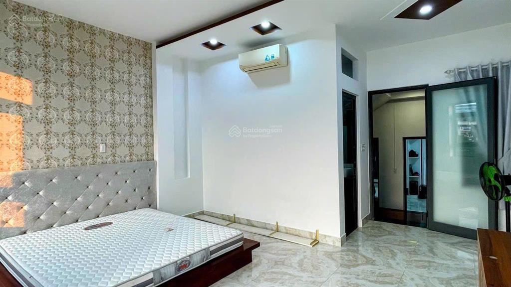 Nhà 4 tầng mê lệch đường 7m5 hoà phú 9 .  dt 90m2 ngang 5m hướng tây bắc