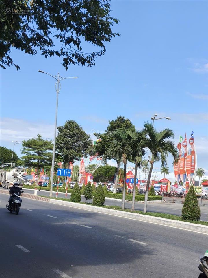 Nhà 4 tầng mặt tiền đường cách mạng tháng 8
 diện tích 125m2 ngang 5m