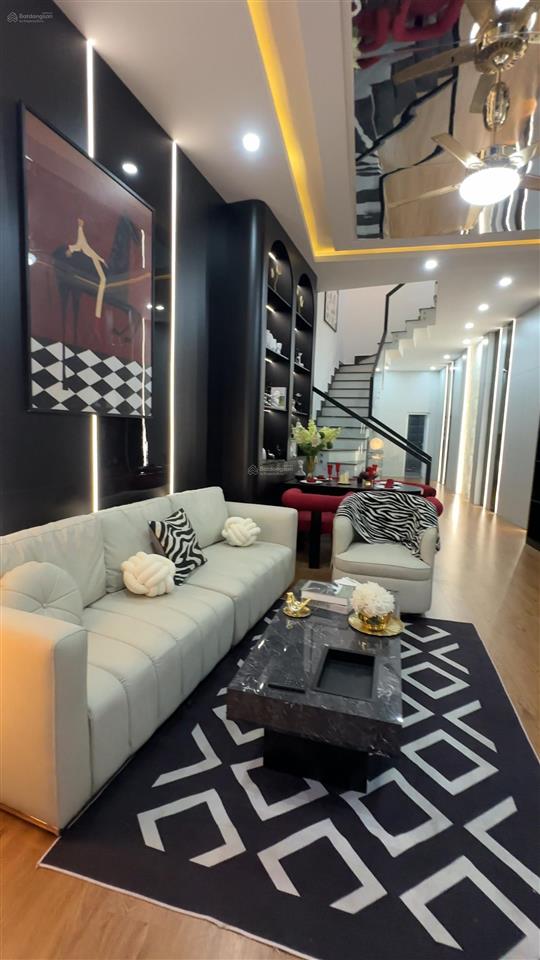Nhà 3 tầng vị trí kinh doanh, kiệt ô tô k83/.. huỳnh ngọc huệ. dt 64m² ngang gần 5m
