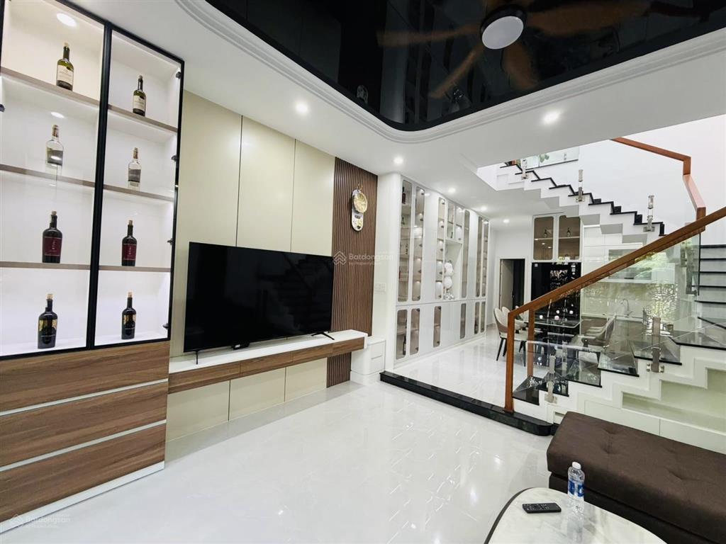 Nhà 2 tầng đường hoà minh 20 .  dt 75m2 ngang 5m hướng đông nam