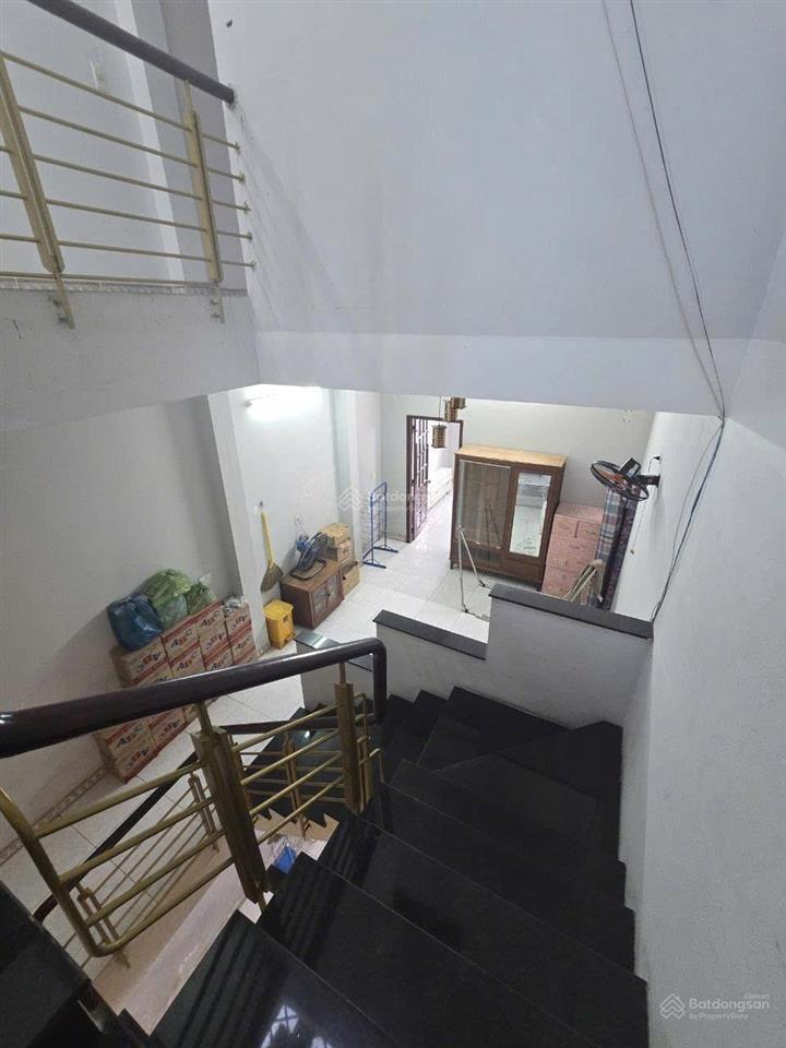 Nhà 3 tầng mt trần cao vân, thanh khê, đà nẵng
diện tích 81,1m2 ngang 5,2m. dtsd 237m2.