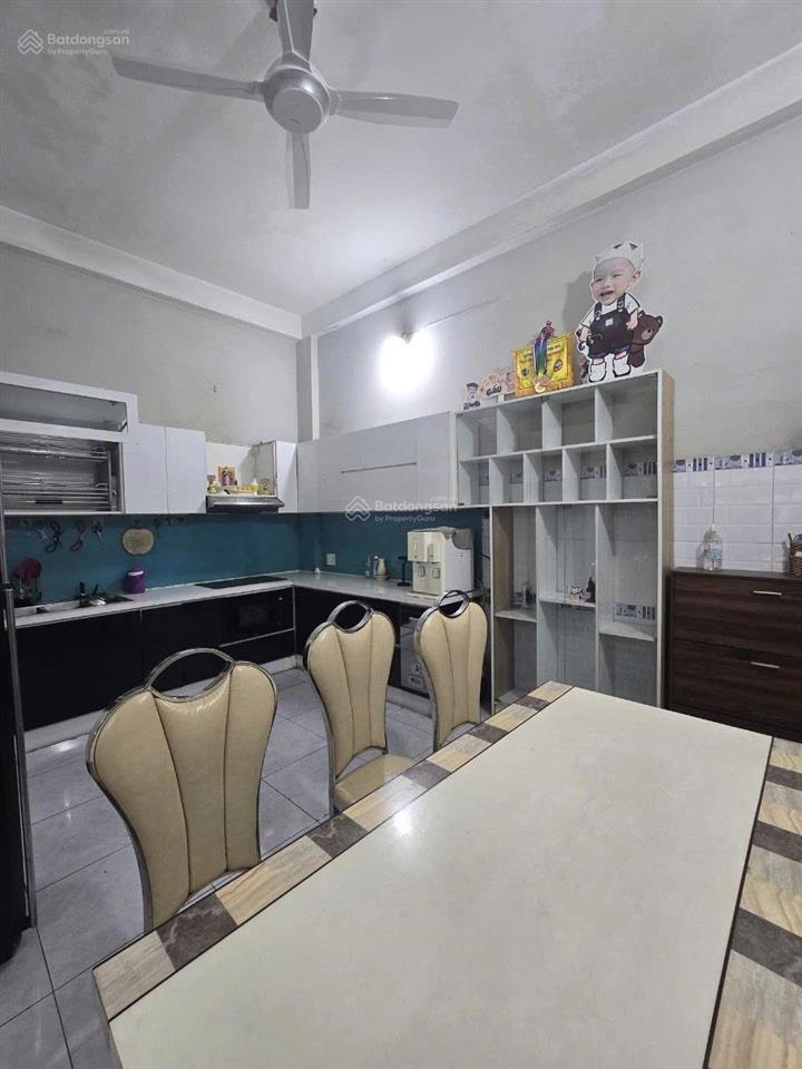 Nhà 3 tầng mt trần cao vân, thanh khê, đà nẵng
diện tích 81,1m2 ngang 5,2m. dtsd 237m2.
