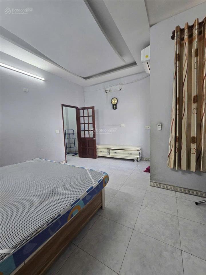 Nhà 3 tầng mt trần cao vân, thanh khê, đà nẵng
diện tích 81,1m2 ngang 5,2m. dtsd 237m2.