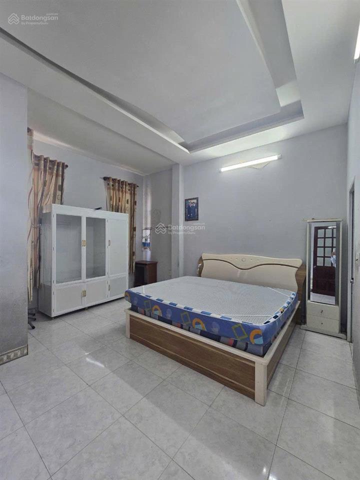 Nhà 3 tầng mt trần cao vân, thanh khê, đà nẵng
diện tích 81,1m2 ngang 5,2m. dtsd 237m2.