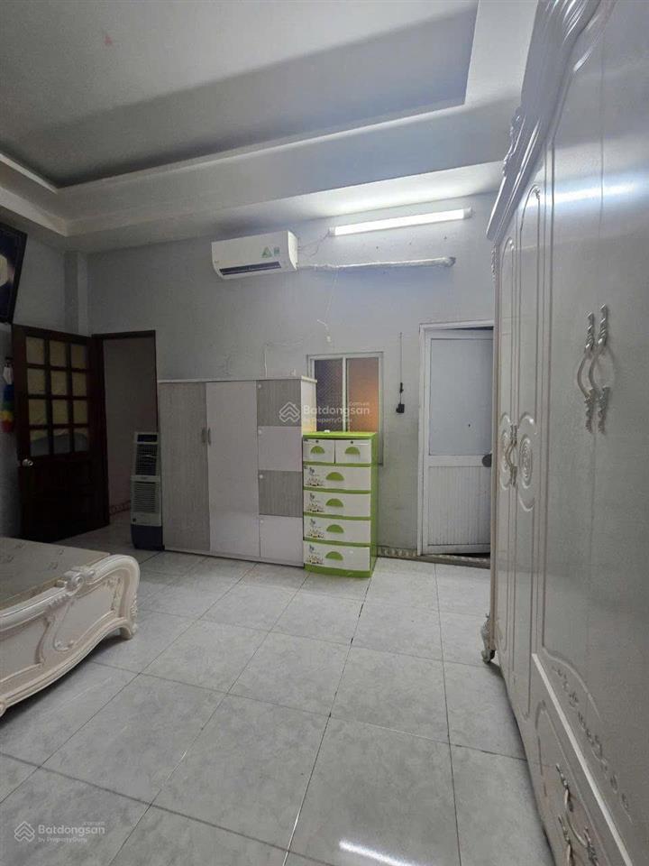 Nhà 3 tầng mt trần cao vân, thanh khê, đà nẵng
diện tích 81,1m2 ngang 5,2m. dtsd 237m2.