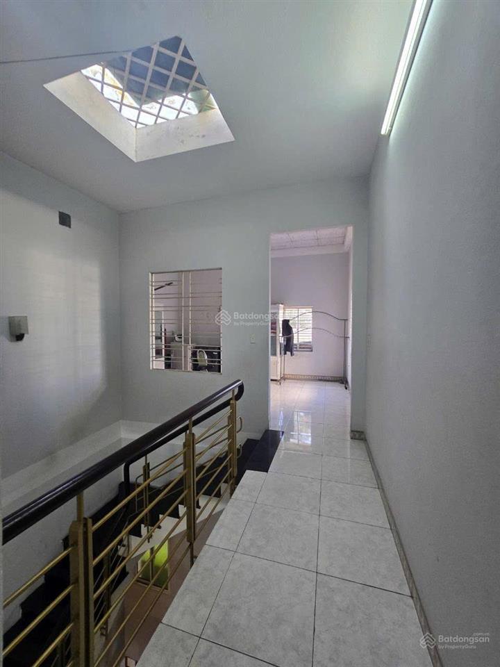 Nhà 3 tầng mt trần cao vân, thanh khê, đà nẵng
diện tích 81,1m2 ngang 5,2m. dtsd 237m2.
