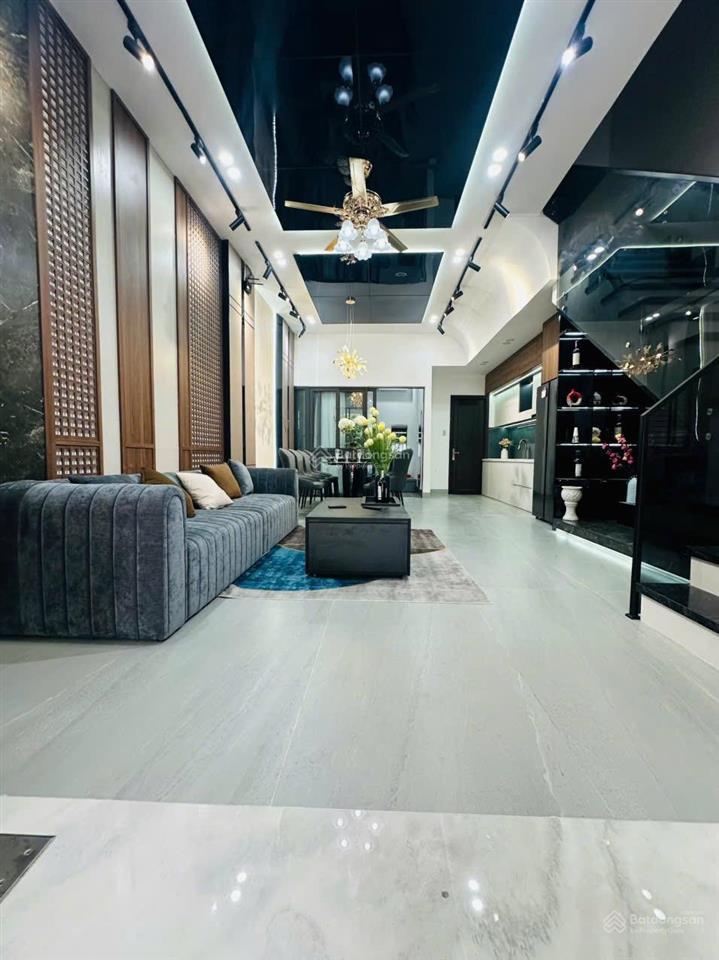 Nhà 3 tầng mặt tiền đường nguyễn chích, gần biển nguyễn tất thành
 diện tích 80m2 ngang 5m