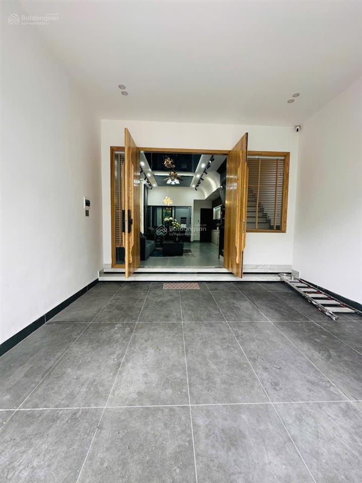 Nhà 3 tầng mặt tiền đường nguyễn chích, gần biển nguyễn tất thành
 diện tích 80m2 ngang 5m