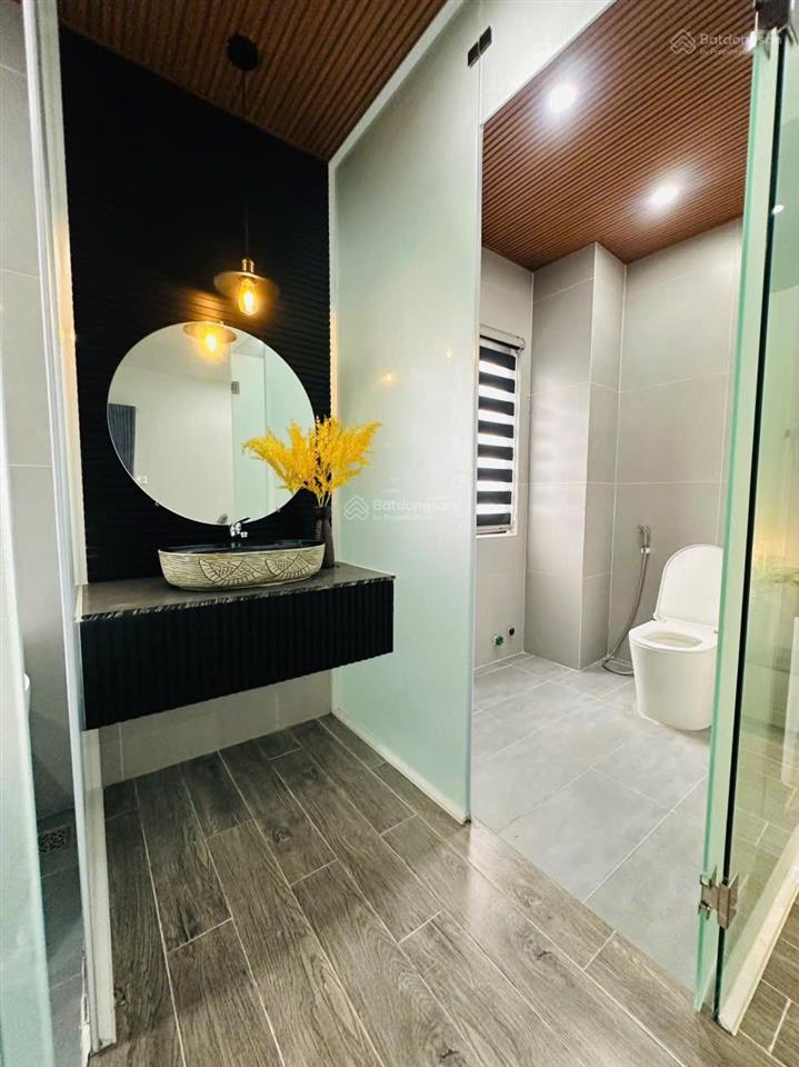 Nhà 3 tầng mặt tiền đường nguyễn chích, gần biển nguyễn tất thành
 diện tích 80m2 ngang 5m