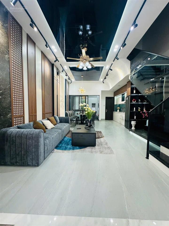 Nhà 3 tầng mặt tiền đường nguyễn chích, gần biển nguyễn tất thành
 diện tích 80m2 ngang 5m