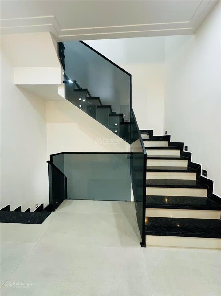 Nhà 3 tầng mặt tiền đường nguyễn chích, gần biển nguyễn tất thành
 diện tích 80m2 ngang 5m