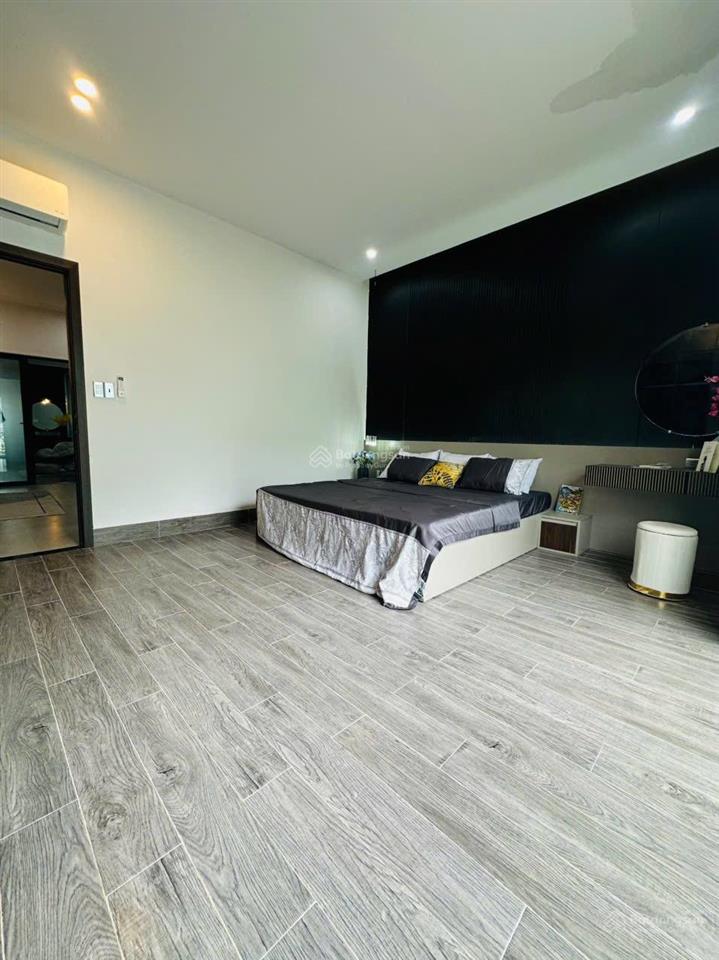 Nhà 3 tầng mặt tiền đường nguyễn chích, gần biển nguyễn tất thành
 diện tích 80m2 ngang 5m