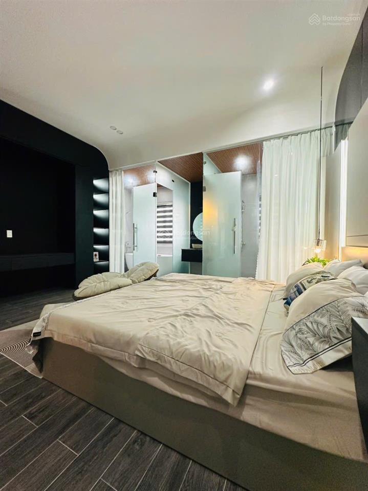Nhà 3 tầng mặt tiền đường nguyễn chích, gần biển nguyễn tất thành
 diện tích 80m2 ngang 5m