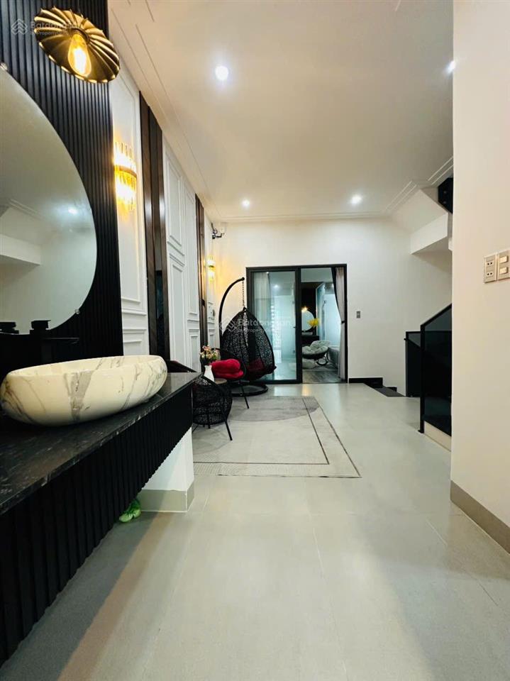 Nhà 3 tầng mặt tiền đường nguyễn chích, gần biển nguyễn tất thành
 diện tích 80m2 ngang 5m