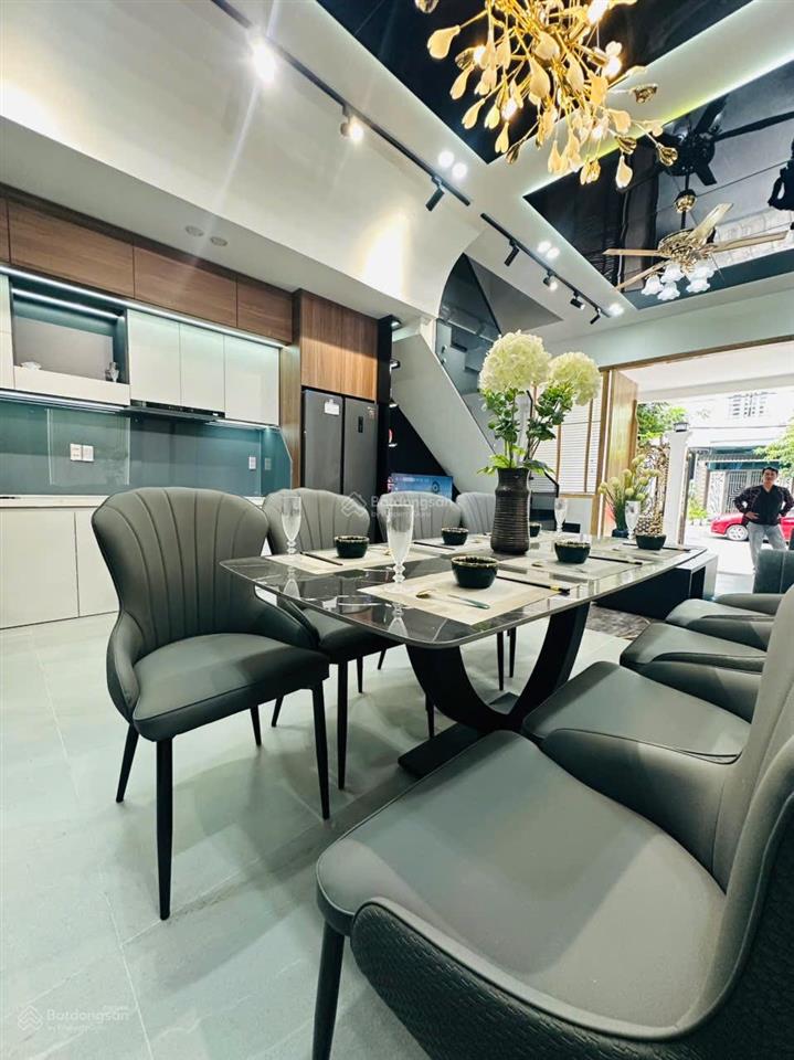 Nhà 3 tầng mặt tiền đường nguyễn chích, gần biển nguyễn tất thành
 diện tích 80m2 ngang 5m