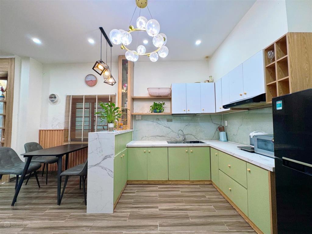 Nhà 2,5 tầng kiệt hoàng diệu. hải châu
cách chợ hoàng diệu 20m
 dt 45m2  nhà gồm 3pn, 2 wc,