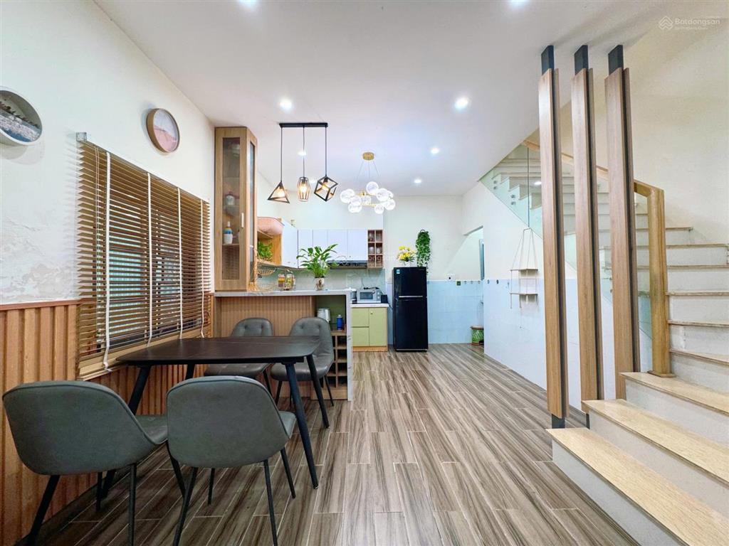 Nhà 2,5 tầng kiệt hoàng diệu. hải châu
cách chợ hoàng diệu 20m
 dt 45m2  nhà gồm 3pn, 2 wc,