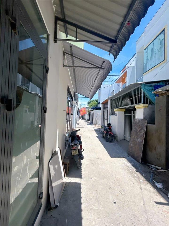 Nhà gác lửng kiệt 3m nguyễn chánh. gần biển nguyễn tất thành. dt 60m2 ngang 5m vuông vứt,
