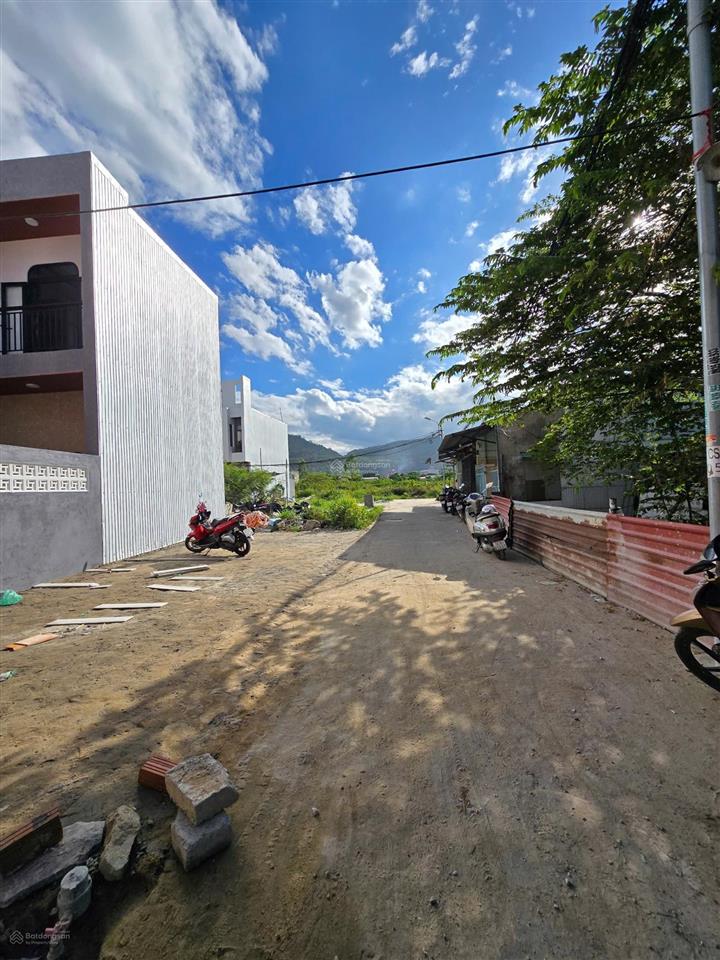 Nhà 2 tầng kiệt 584 tôn đản, kiệt 4m có sân ô tô đậu thoải mái ngay cửa nhà  dt đất 95m2