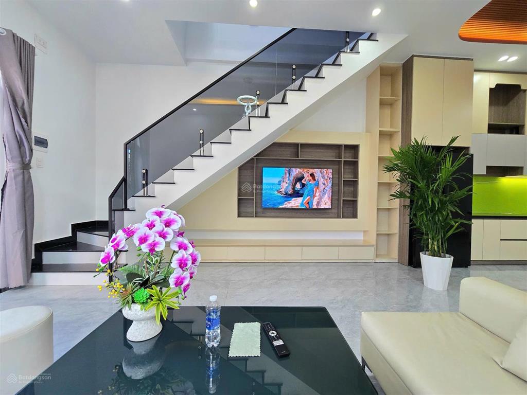 Nhà 2 tầng kiệt 584 tôn đản, kiệt 4m có sân ô tô đậu thoải mái ngay cửa nhà  dt đất 95m2