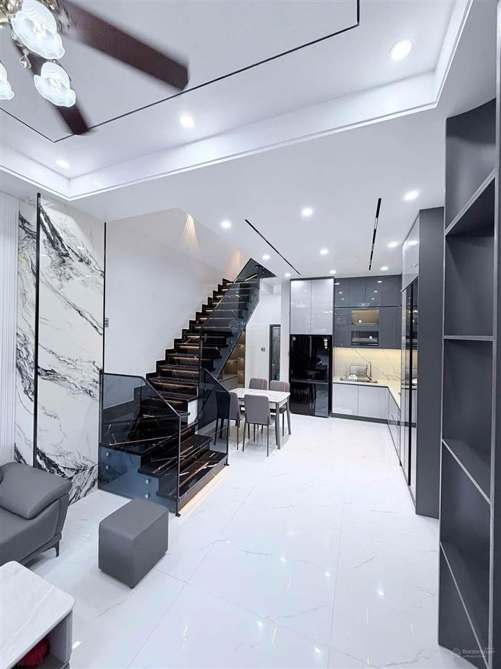 Nhà 3 tầng mặt tiền đường đặng huy tá, sát hoàng thị loan. dt 70m2, 3 phòng ngủ, gả nhanh 5,x